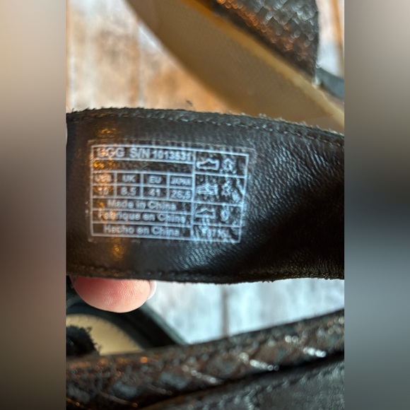 Preloved UGG Women's Char Black Metallic Wedge Sandal Women's Size 10 - Picture 3 of 9